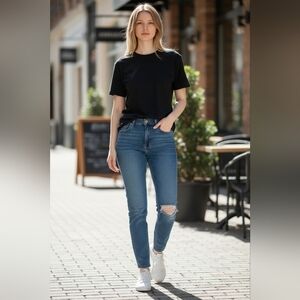 Abercrombie & Fitch Curve Love High Rise Mom Jeans Size 26 Short